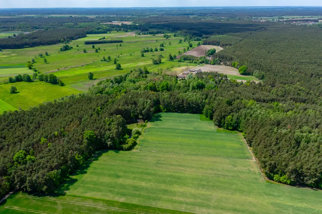 Działka budowlana 2300 m² ze stawem w Górach Prusinowskich